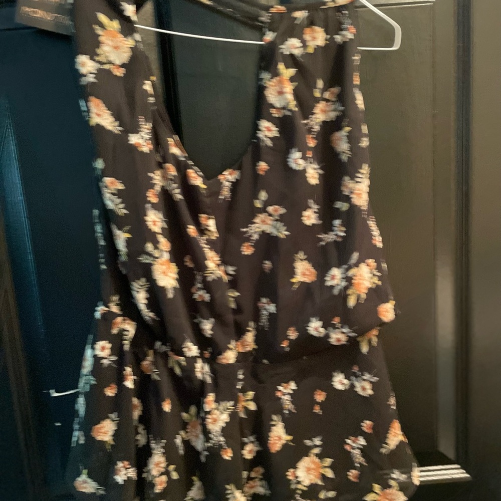 - Mainstrip floral top